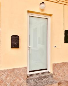 una puerta de cristal en el lateral de un edificio en Casa De Angelis, en Castellanza