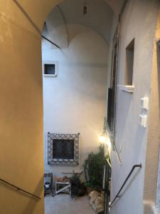a hallway with an archway in a building at Il Minotauro B&B a 5 minuti da Popoli in Vittorito