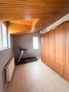 YıldızlıにあるRose villaの木製の天井のジム、トレッドミルが備わります。