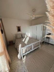 帕拉瓦萊弗洛特的住宿－Bel appartement 53m2 proche mer，一间卧室设有一张床和天花板