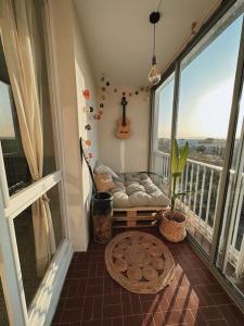 帕拉瓦萊弗洛特的住宿－Bel appartement 53m2 proche mer，带沙发的客厅和带吉他的阳台。