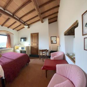 sypialnia z łóżkiem, stołem i krzesłami w obiekcie Torre Di Ponzano w mieście Barberino di Val dʼElsa