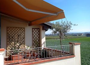 A balcony or terrace at Bilocale tra città e colline.