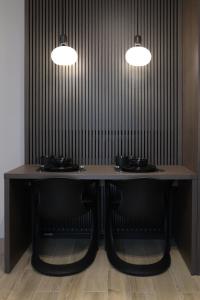 stolik w pokoju z dwoma światłami nad nim w obiekcie Apartamenty Legionów 40 - A12 w Kaliszu
