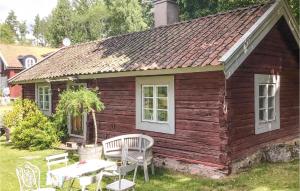 Beautiful Home In Eskilstuna With Sauna And Wifi في إسكيلستونا: منزل صغير مع طاولة وكراسي في الفناء
