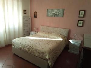 a bedroom with a bed and a dresser at Appartamento Loretta in Marciana Marina