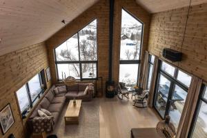 una vista aérea de una sala de estar con grandes ventanas en New Holiday cottage with jacuzzi and sauna en Tjørhom