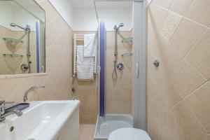 y baño con lavabo, aseo y ducha. en Elle Cavour Apartment en Roma