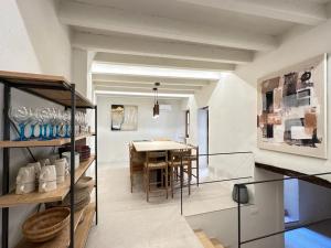 a kitchen and dining room with a table and chairs at Casa “Can Boira” in Valldemossa