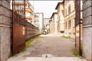 an empty street in an alley between buildings at Monolocale open space in Legnano