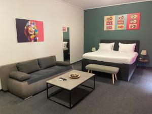 - un salon avec un canapé et un lit dans l'établissement Connect Suites, à Athènes