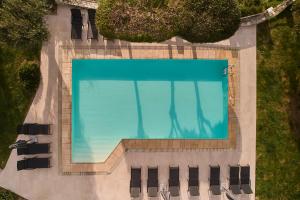een uitzicht over een zwembad op een gebouw bij Eliathos Residence Houses in Archanes