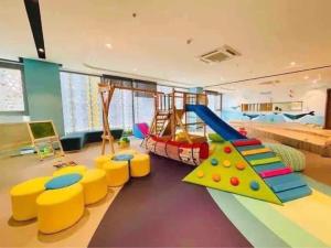 una sala de juegos para niños con un tobogán y un parque infantil en A cozy condotel in Bai Sau(1 bed and 1 sofa bed) en Vung Tau