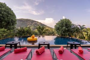 Chalong -Villa Nap Dau Crown - 8 Br Private Pool Villa - Phuket في تشالونج: مسبح مع بط مطاطي اصفر في المنتصف