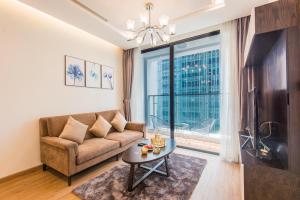 sala de estar con sofá y mesa en 22housing Vinhomes Metropolis Hotel & Apartment en Hanoi