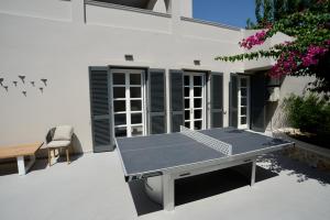 - une table de ping-pong dans la cour d'une maison dans l'établissement Elysian villa, à Spetses