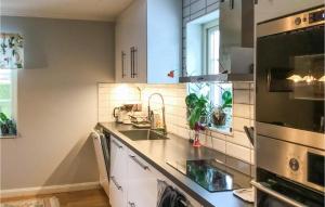 uma cozinha com um lavatório e um fogão em Cozy Apartment In Sigtuna With Wifi em Sigtuna