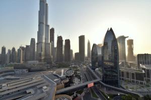 una città con molti edifici alti e autostrade di The Address Dubai Mall Residences - Deluxe Studio a Dubai