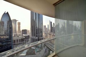 vista sullo skyline della città da un edificio di The Address Dubai Mall Residences - Deluxe Studio a Dubai