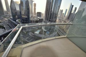 vista sulla città dal ponte di osservazione di un grattacielo di The Address Dubai Mall Residences - Deluxe Studio a Dubai
