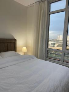 1 dormitorio con cama blanca y ventana grande en Flance hotel furnished home with all amenites, en Basaksehir