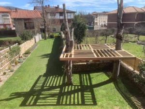 un banco de madera sentado en medio de un patio en Casa Otxandi, en Ochandiano