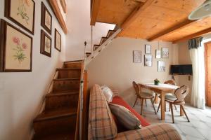 uma sala de estar com uma escada e uma mesa em Casa Vicolo Saraceno em Ischia