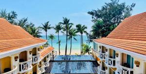 een uitzicht op het strand tussen twee gebouwen bij Boracay Mandarin Island Hotel in Boracay