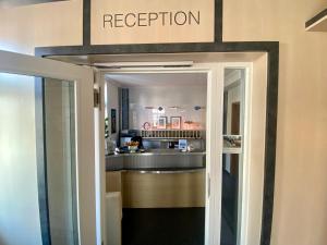 eine Tür, die in ein Zimmer mit Rezeption führt in der Unterkunft Hotel von Jutrzenka in Kühlungsborn
