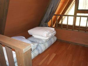 Cama pequeña en habitación con ventana en Villa Yoshino - Vacation STAY 01536v en Azumino