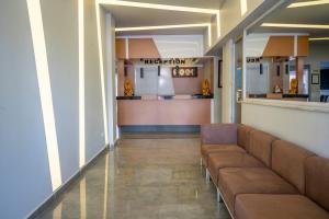 einen Flur mit Wartezimmer mit Sofas in einem Krankenhaus in der Unterkunft Aslan Corner Hotel in Alanya