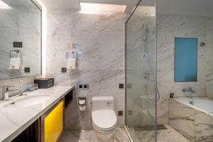 Koupelna v ubytování Suning Universal Hotel ALL-SUITES