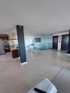 uma sala de estar com um grande quarto com pisos em madeira em Tossal Home em Castillo del Reboller