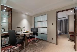 Kuchyň nebo kuchyňský kout v ubytování Suning Universal Hotel ALL-SUITES