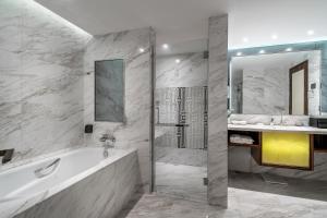 Koupelna v ubytování Suning Universal Hotel ALL-SUITES