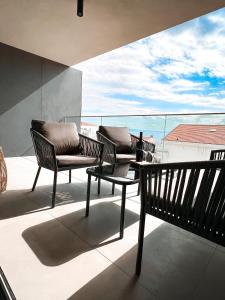 2 sillas y mesa en un balcón con vistas en SOL Baška Voda en Baška Voda