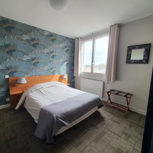 CraonにあるHOTEL RESTAURANT Crêperie du Châteauの青い壁のベッドルーム1室(ベッド1台付)