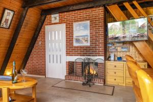 een kamer met een open haard in een bakstenen muur bij 50159 Ferienhaus Catharina in Carolinensiel