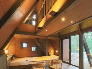 una habitación con mesa y sillas en una casa en Villa Yoshino - Vacation STAY 01568v en Azumino