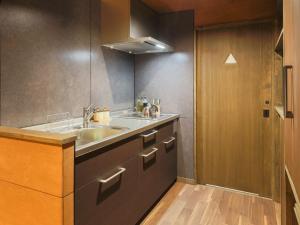 uma cozinha com um lavatório e um espelho em Villa Yoshino - Vacation STAY 01568v em Azumino