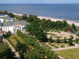 - une vue aérienne sur un parc à côté de la plage dans l'établissement Haus Strandoase 27, à Bansin