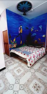 Postel nebo postele na pokoji v ubytování NISARG HOME STAY near Bus Stand Malvan