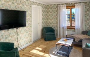 ein Wohnzimmer mit einem Flachbild-TV an der Wand in der Unterkunft 3 Bedroom Cozy Home In Lngserud in Rullan