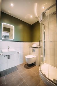 y baño con aseo, lavabo y ducha. en Cordia Serviced Apartments, en Belfast