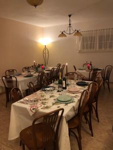 jadalnia z długimi stołami z białymi obrusami w obiekcie Dom Pod Sosną w mieście Karpacz