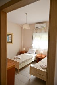 A bed or beds in a room at Spiti tou Papa sto Vouno