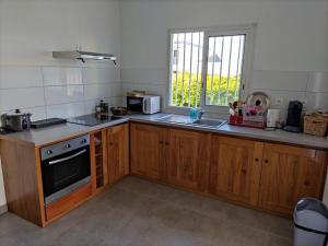 Kuchyň nebo kuchyňský kout v ubytování Maison avec barbecue