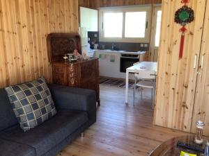 sala de estar con sofá y cocina en Pervolaris Cottages 1, en Goudhi
