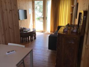 TV a/nebo společenská místnost v ubytování Pervolaris Cottages 1