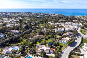 una vista aérea de una ciudad con el océano en Casa Manjua, en Carvoeiro 38 fotos más
